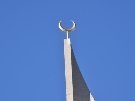 Ein Minarett mit einem Halbmond der DITIB-Zentralmoschee in Köln-Ehrenfeld.