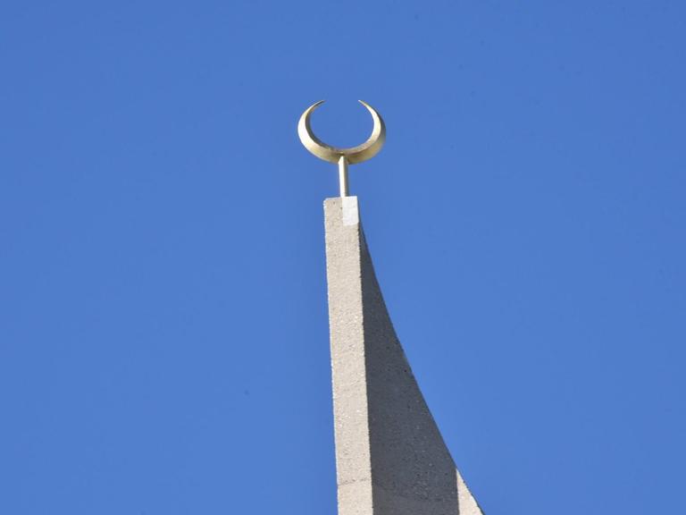 Ein Minarett mit einem Halbmond der DITIB-Zentralmoschee in Köln-Ehrenfeld.