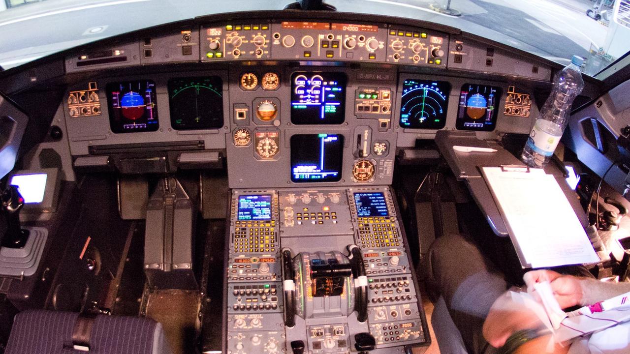 Blick ins Cockpit - Was geschah in den letzten Minuten vorm Flugzeugabsturz? Blick ins Cockpit - Was geschah in den letzten Minuten vorm Flugzeugabsturz?