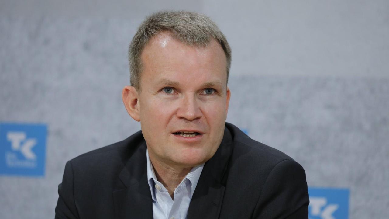 Jens Baas, Vorstandsvorsitzender der TK Deutschland, aufgenommen 2018 bei einer Pressekonferenz in Berlin Jens Baas, Vorstandsvorsitzender der TK Deutschland, aufgenommen 2018 bei einer Pressekonferenz in Berlin