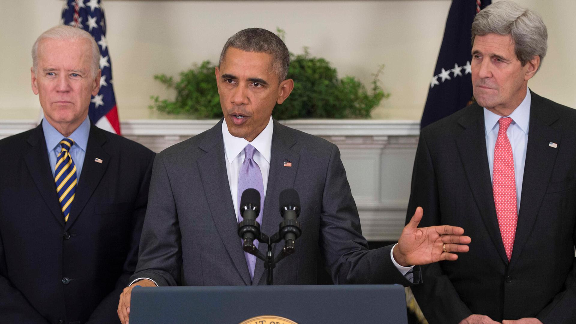Wollen weitreichende Befugnisse im Kampf gegen den IS: US-Präsident Barack Obama mit seinem Vize Joe Biden (l.) und Außenminister John Kerry (r.) Wollen weitreichende Befugnisse im Kampf gegen den IS: US-Präsident Barack Obama mit seinem Vize Joe Biden (l.) und Außenminister John Kerry (r.)