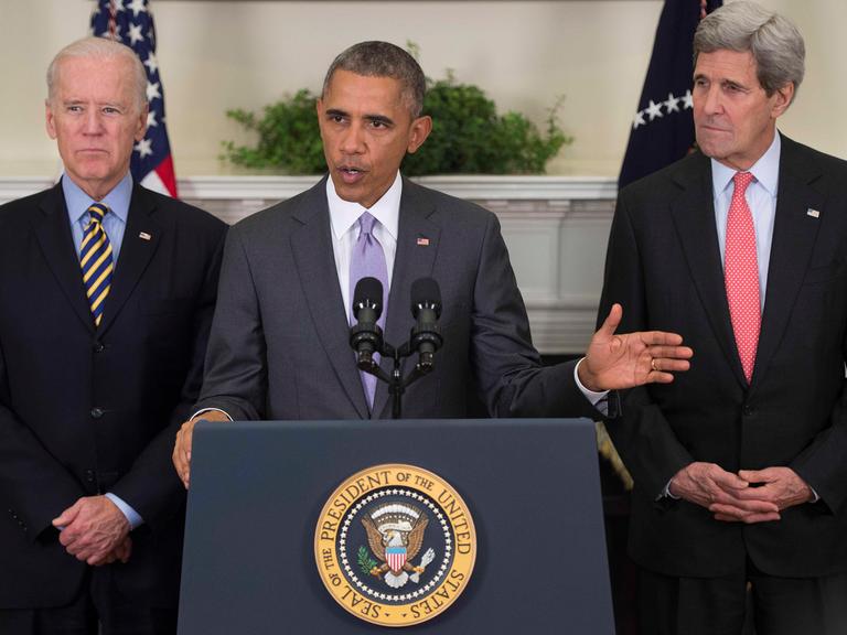 Wollen weitreichende Befugnisse im Kampf gegen den IS: US-Präsident Barack Obama mit seinem Vize Joe Biden (l.) und Außenminister John Kerry (r.)