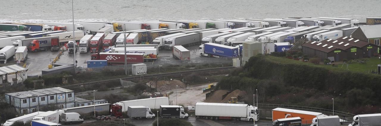 Großbritannien, Dover: Lastwagen stauen sich auf einer Abfahrt zum Hafen von Dover.
