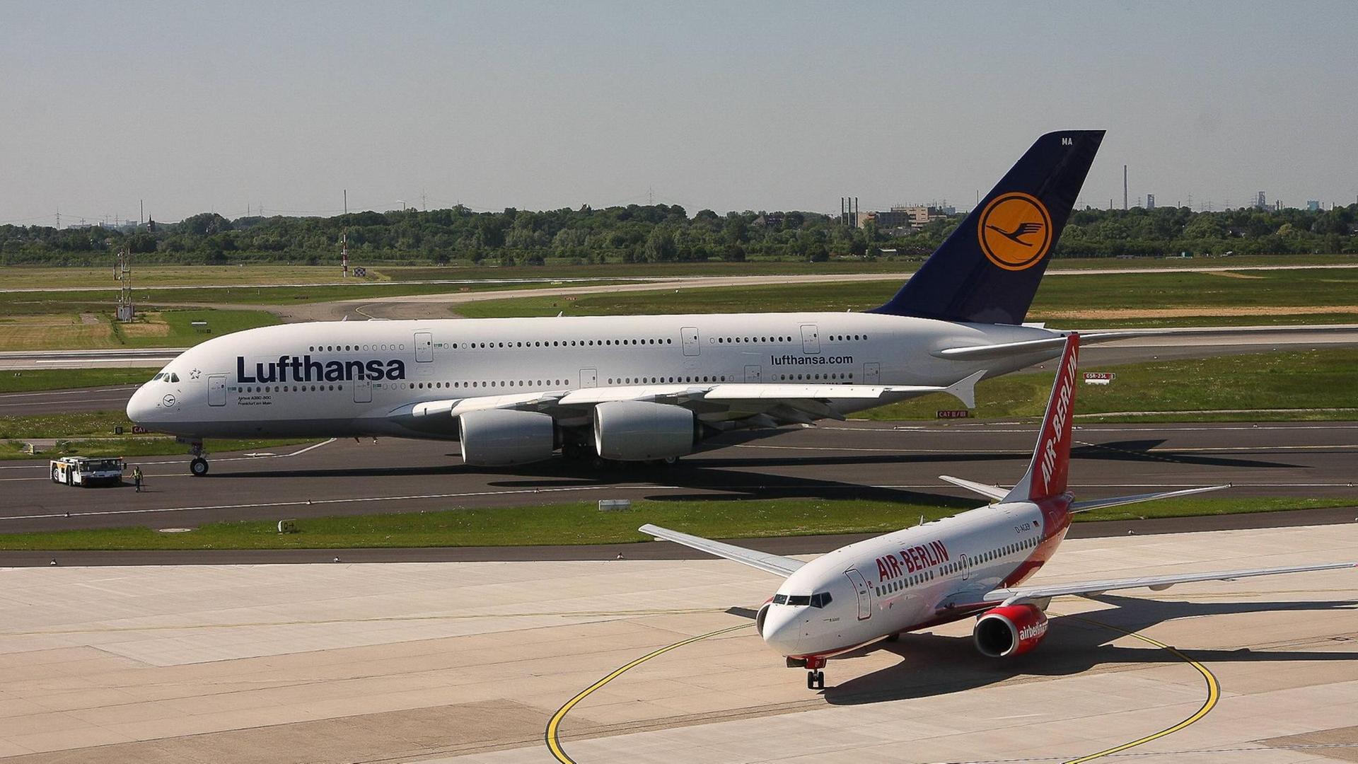 Ein Airbus A380-841 der Lufthansa neben einer Boeing 737-75B von Air Berlin auf dem Düsseldorfer Flughafen. Ein Airbus A380-841 der Lufthansa neben einer Boeing 737-75B von Air Berlin auf dem Düsseldorfer Flughafen.