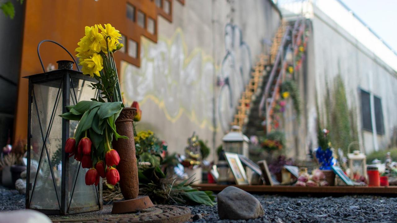 Fotos der Opfer, Kerzen und Blumen an der Loveparade-Gedenkstätte in Duisburg. 