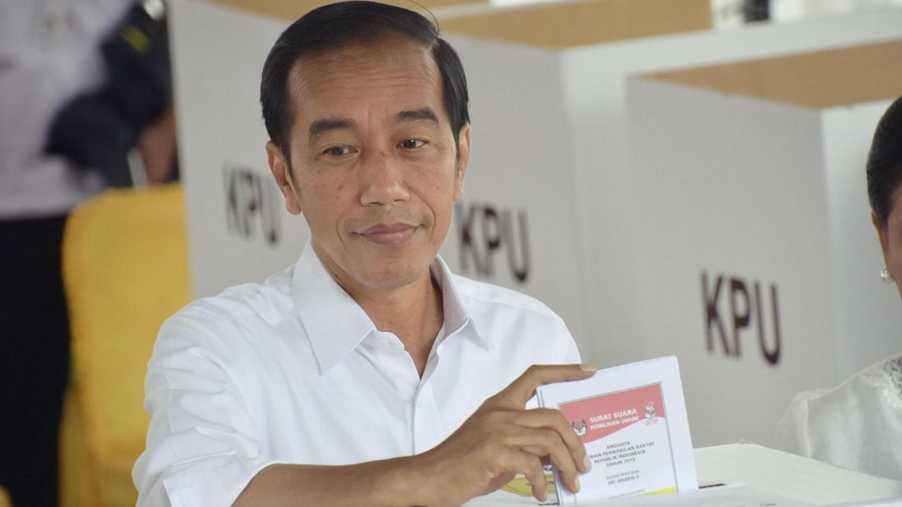 17.04.2019, Indonesien: ©Kyodo/MAXPPP - 17/04/2019 ; Indonesian President Joko "Jokowi" Widodo casts a ballot in the presidential election at a polling station in Jakarta on April 17, 2019. (Kyodo)
==Kyodo Foto: MAXPPP |