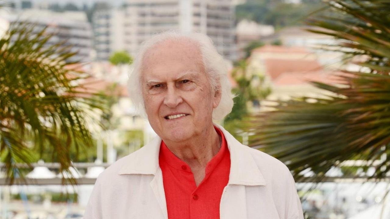 Fernando E. Solanas steht vor Palmen bei den Cannes Filmfestspielen 2015 Fernando E. Solanas steht vor Palmen bei den Cannes Filmfestspielen 2015