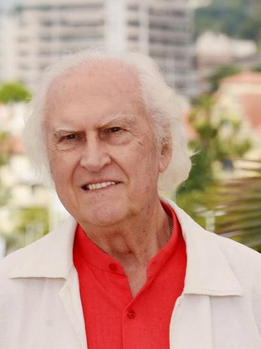 Fernando E. Solanas steht vor Palmen bei den Cannes Filmfestspielen 2015