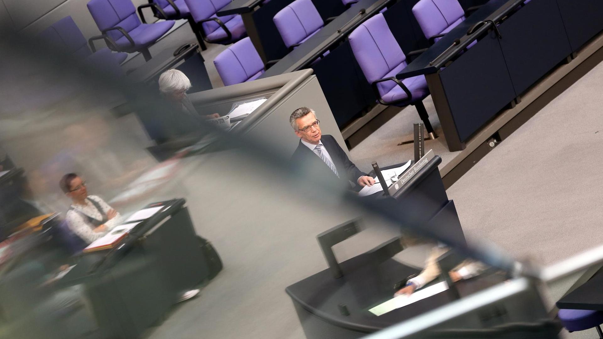 Thomas de Maizière verteidigt im Bundestag das IT-Sicherheitsgesetz. Thomas de Maizière verteidigt im Bundestag das IT-Sicherheitsgesetz.