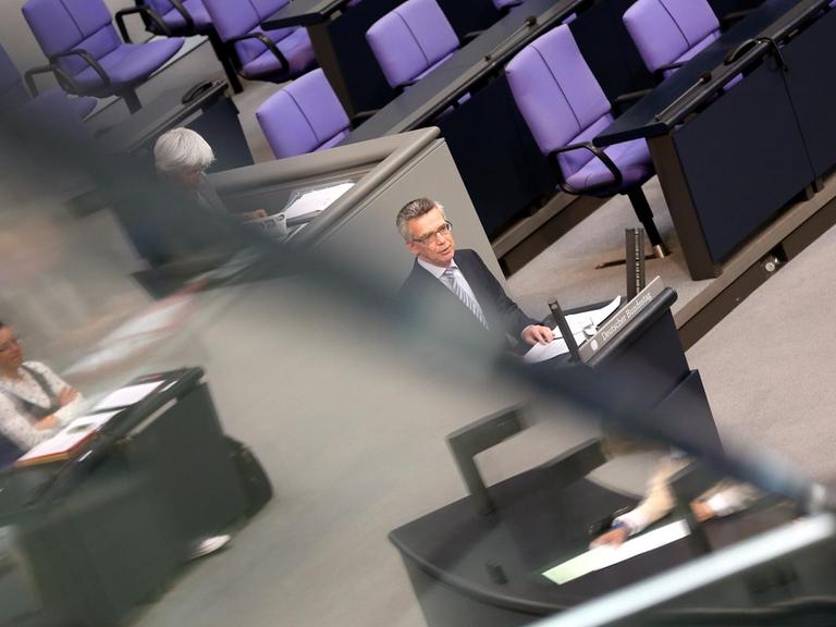 Thomas de Maizière verteidigt im Bundestag das IT-Sicherheitsgesetz.