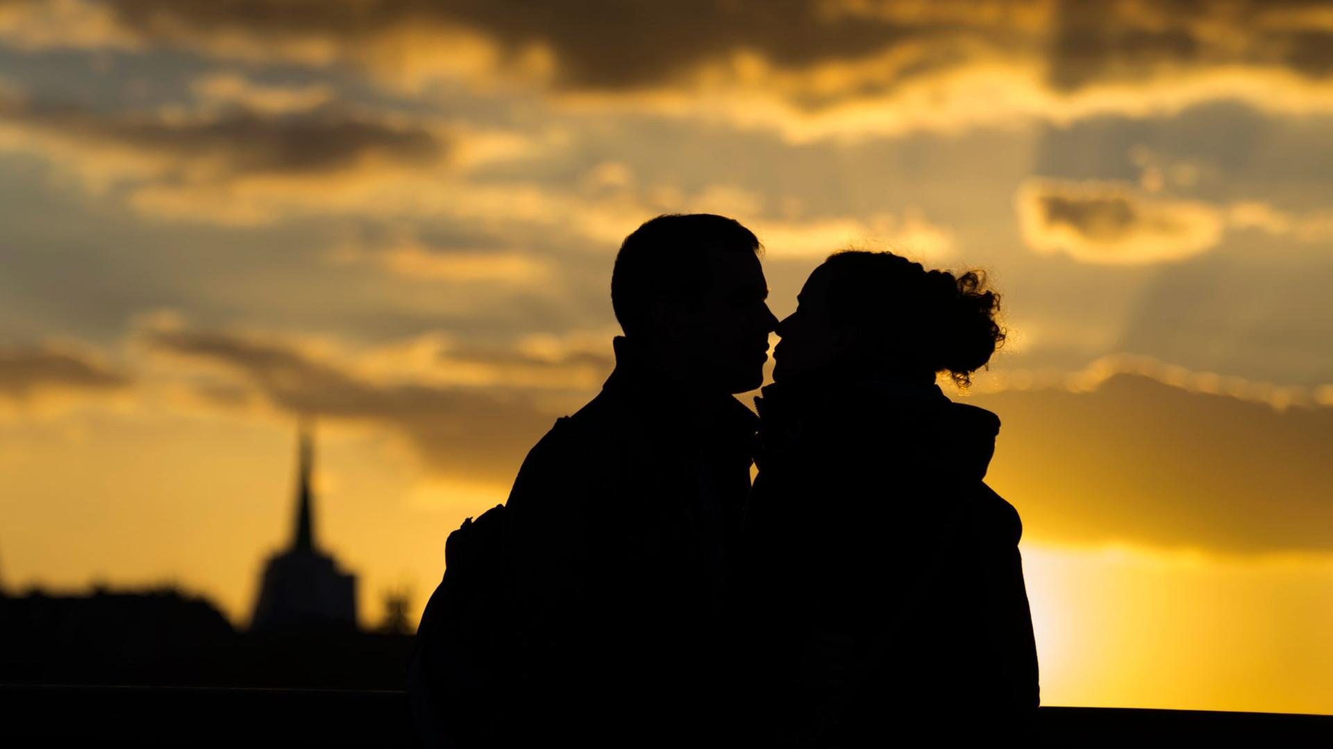 Themenbild: Ein Mann und eine Frau küssen sich. Themenbild: Ein Mann und eine Frau küssen sich.