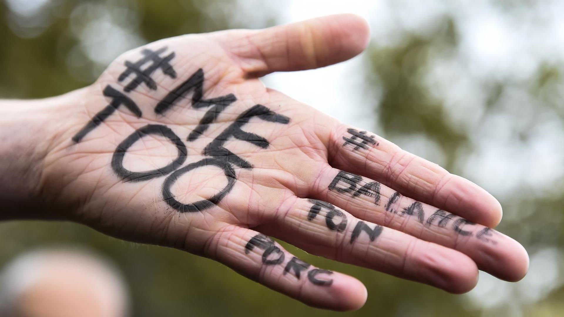 Eine Hand auf der "#MeToo" und "#Balancetonporc" ("Schwärz' dein Schwein an") Eine Hand auf der "#MeToo" und "#Balancetonporc" ("Schwärz' dein Schwein an")