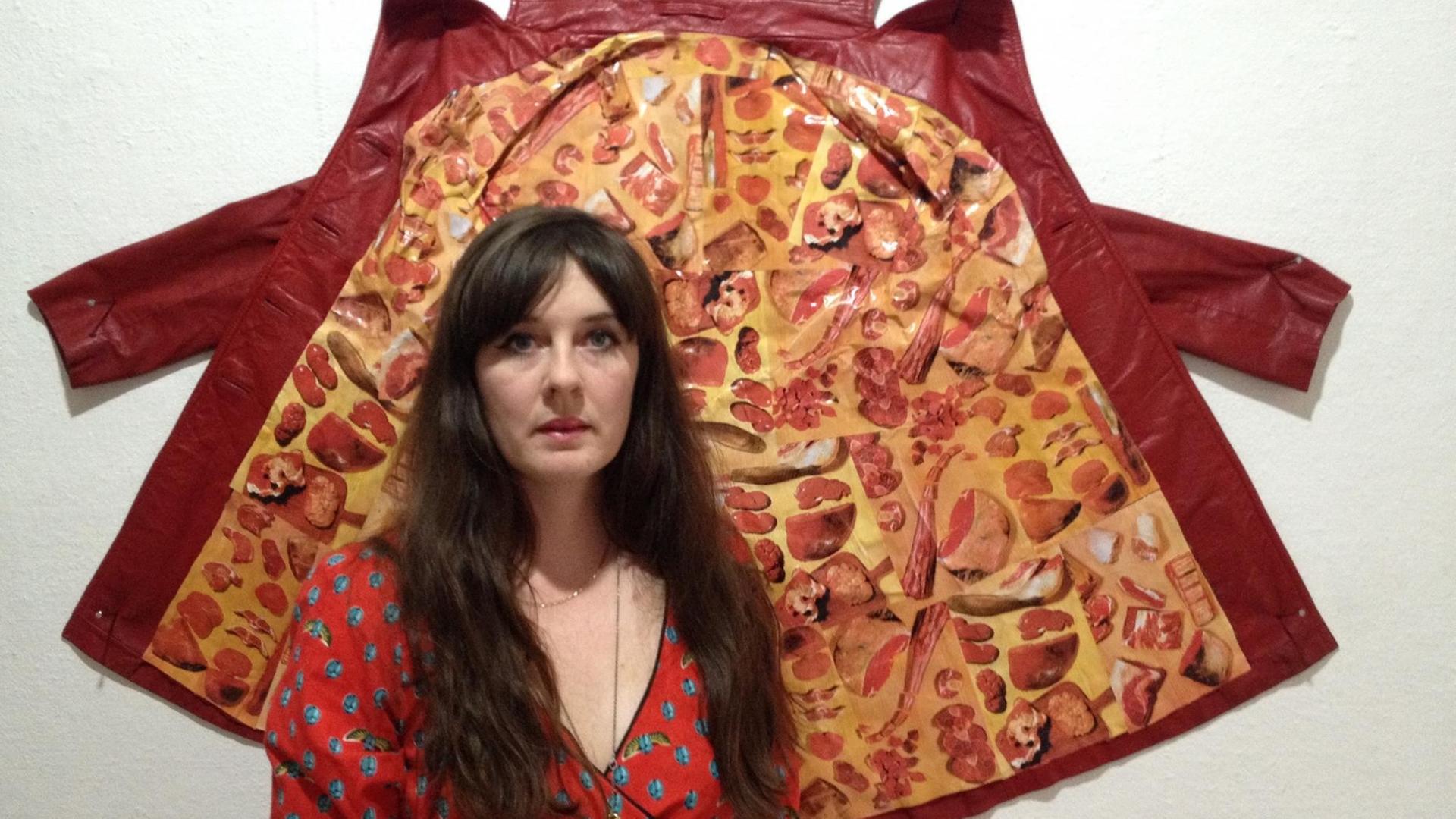 Künstlerin Anna McCarthy vor ihrem "Fleischmantel"