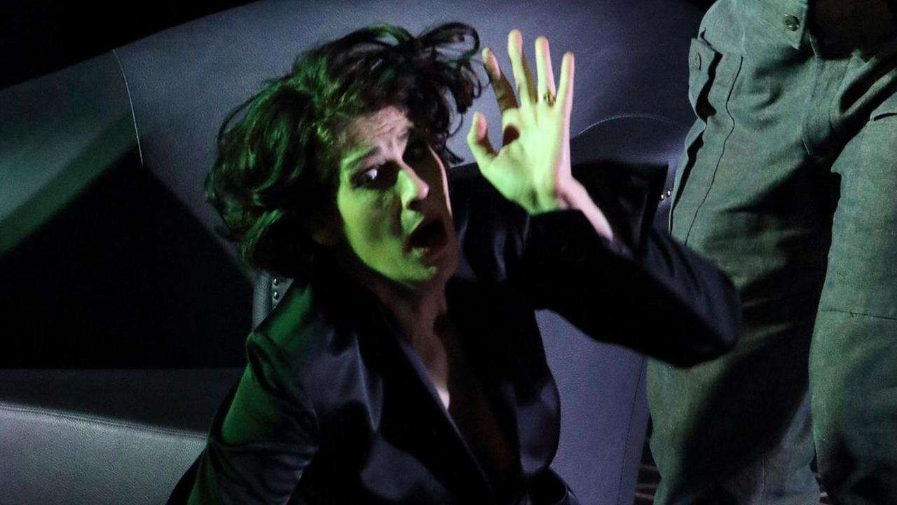 Zu sehen ist Anja Harteros mit einer dramatischen Geste Zu sehen ist Anja Harteros mit einer dramatischen Geste