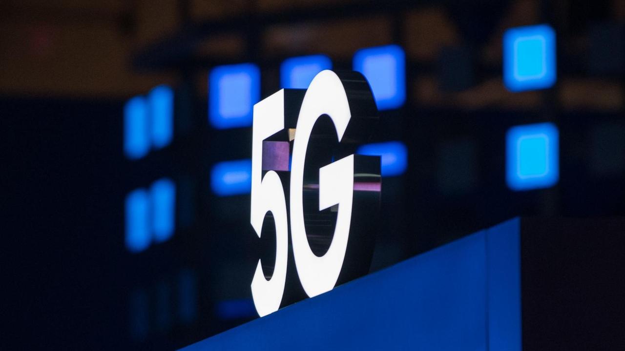 5G steht am 09.01.2019 im Rahmen der Consumer Electronics Show (CES) in Las Vegas (USA) in grossen Lettern am Stand von Samsung. 5G steht am 09.01.2019 im Rahmen der Consumer Electronics Show (CES) in Las Vegas (USA) in grossen Lettern am Stand von Samsung.