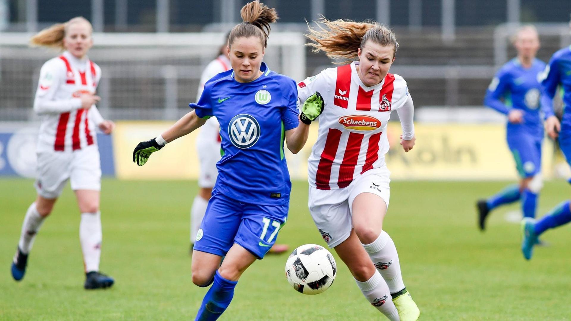 Ewa Pajor (VfL Wolfsburg, 17) und Ann Kathrin Vinken (1. FC Köln) im Zweikampf. Ewa Pajor (VfL Wolfsburg, 17) und Ann Kathrin Vinken (1. FC Köln) im Zweikampf.
