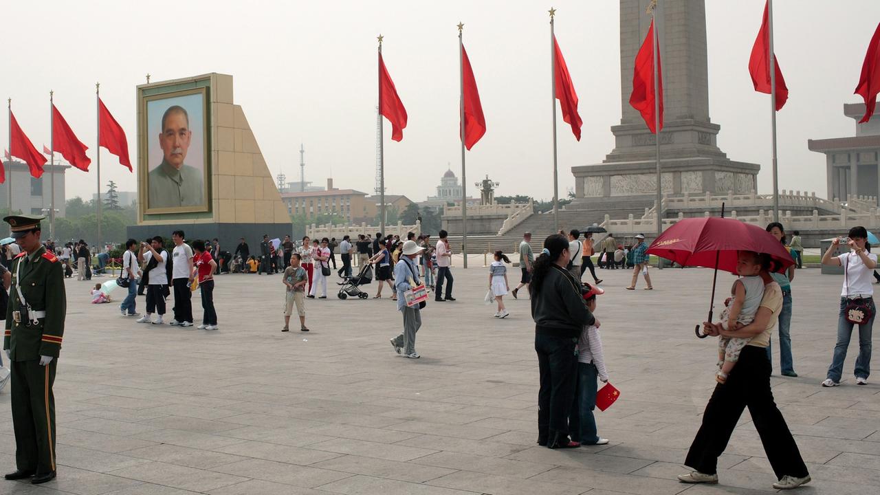 Rote Fahnen auf dem Platz des Himmlischen Friedens in Peking der Hauptstadt Chinas, aufgenommen am 07.05.2007. Rote Fahnen auf dem Platz des Himmlischen Friedens in Peking der Hauptstadt Chinas, aufgenommen am 07.05.2007.