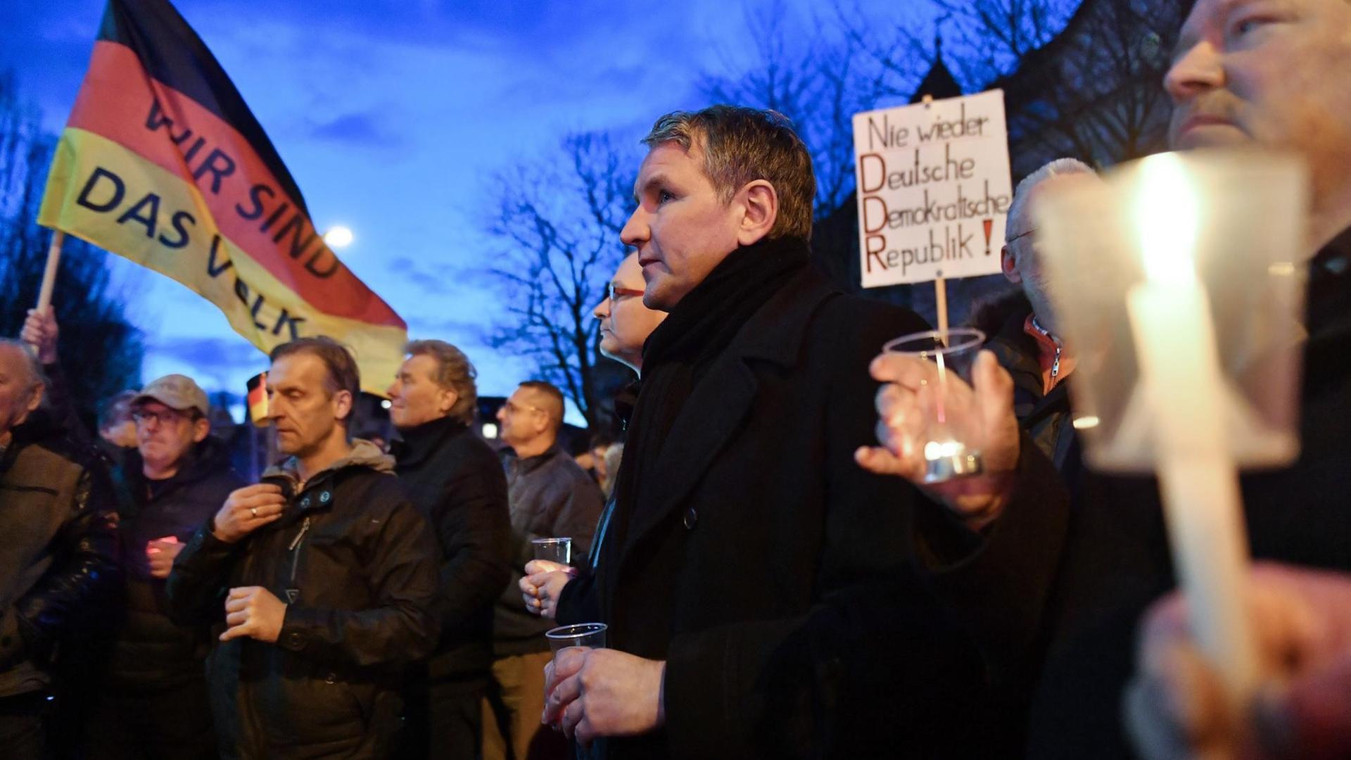 Björn Höcke (Mitte), Fraktionschef der AfD im Thüringer Landtag, protestiert Anfang März mit Mitgliedern und Anhängern der AfD am Thüringer Landtag gegen eine mögliche Wahl des Linke-Politikers Bodo Ramelow. Björn Höcke (Mitte), Fraktionschef der AfD im Thüringer Landtag, protestiert Anfang März mit Mitgliedern und Anhängern der AfD am Thüringer Landtag gegen eine mögliche Wahl des Linke-Politikers Bodo Ramelow.