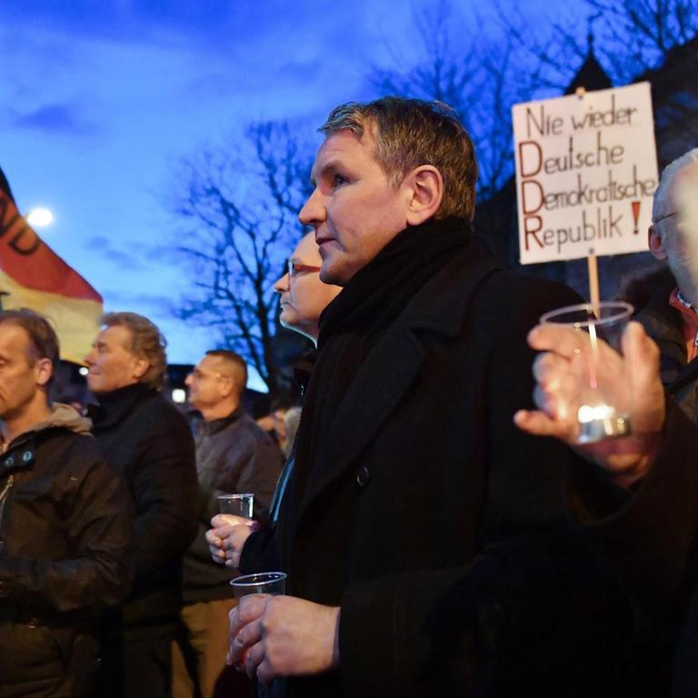 Björn Höcke (Mitte), Fraktionschef der AfD im Thüringer Landtag, protestiert Anfang März mit Mitgliedern und Anhängern der AfD am Thüringer Landtag gegen eine mögliche Wahl des Linke-Politikers Bodo Ramelow.