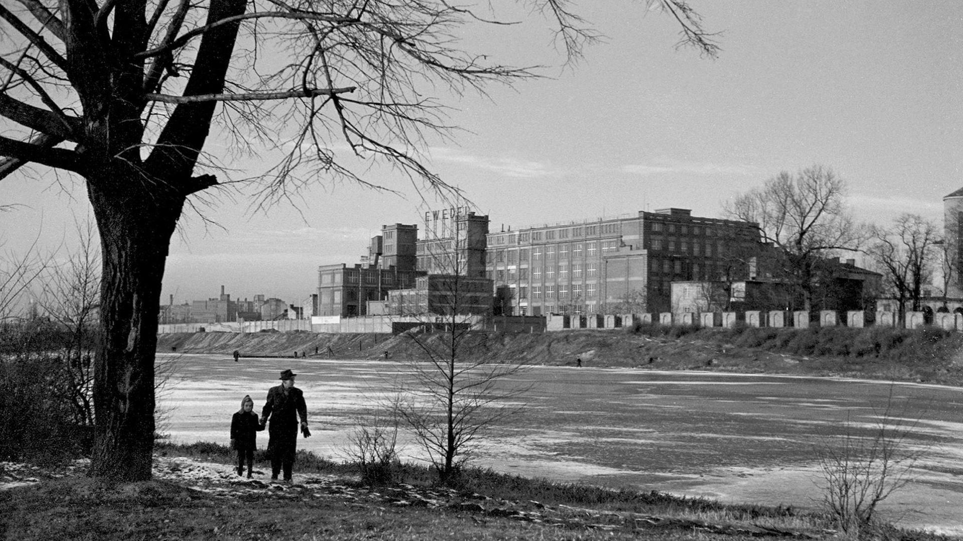 Die Wedel-Fabrik in der Zamoyski-Straße, im Warschauer Stadtteil Praga, Ansicht vom Kamionkowskie-See Die Wedel-Fabrik in der Zamoyski-Straße, im Warschauer Stadtteil Praga, Ansicht vom Kamionkowskie-See