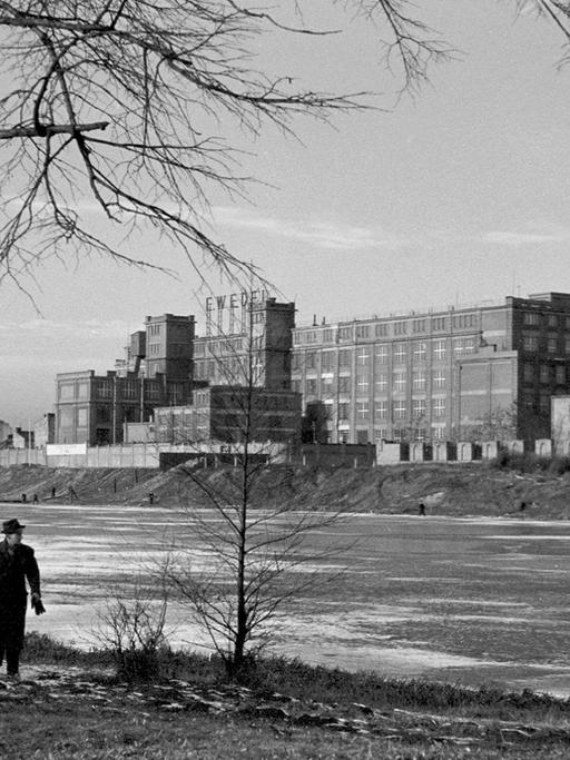 Die Wedel-Fabrik in der Zamoyski-Straße, im Warschauer Stadtteil Praga, Ansicht vom Kamionkowskie-See