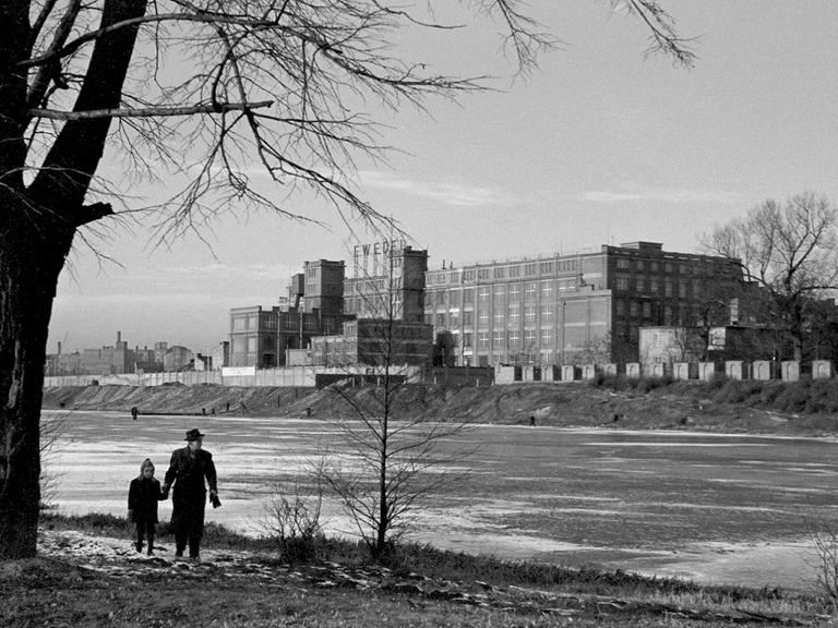Die Wedel-Fabrik in der Zamoyski-Straße, im Warschauer Stadtteil Praga, Ansicht vom Kamionkowskie-See
