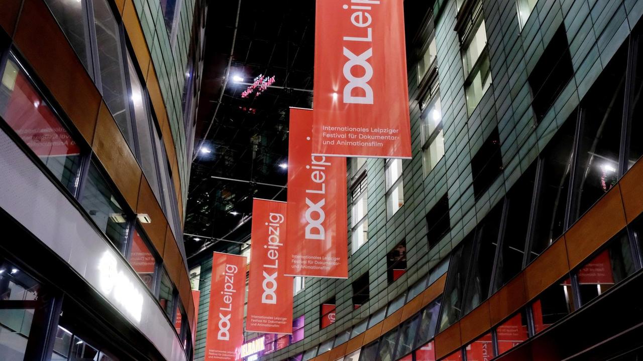 Banner mit dem Schriftzug des DOK Filmfestivals Leipzig hängen in einem Kino. Banner mit dem Schriftzug des DOK Filmfestivals Leipzig hängen in einem Kino.