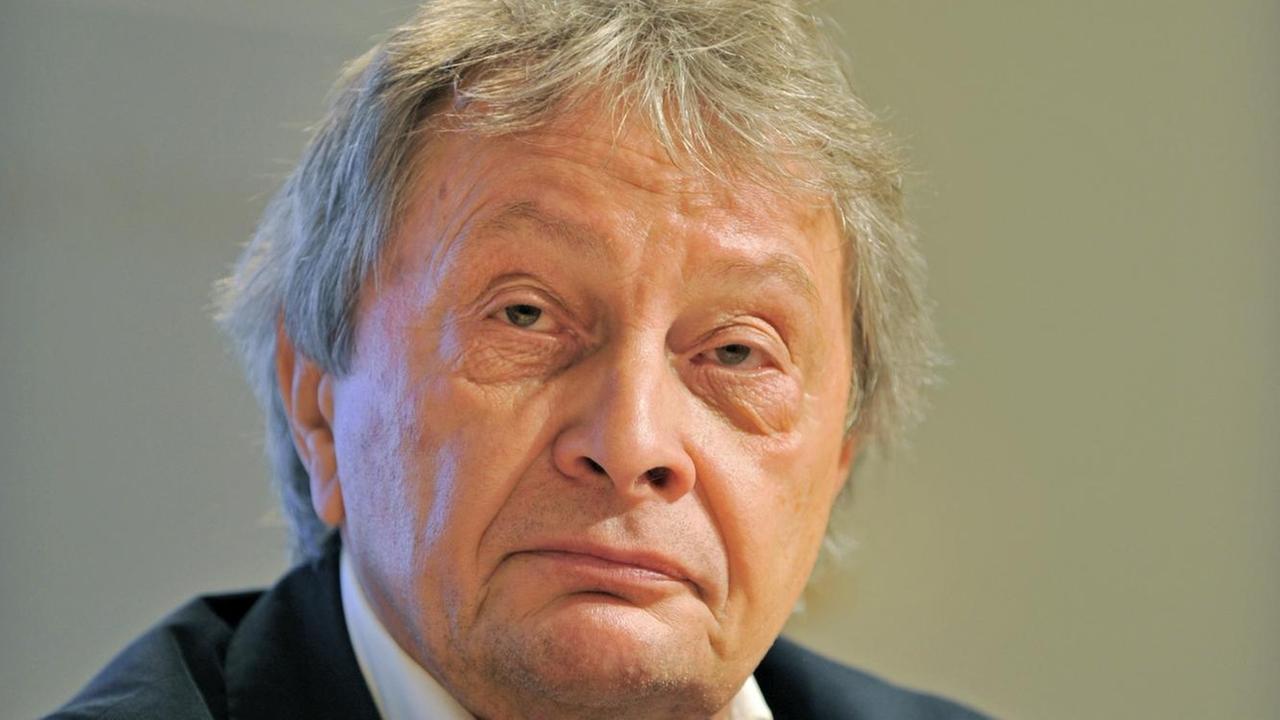 Meinungsforscher Klaus-Peter Schöppner gibt in Dresden Ergebnisse der Bevölkerungsbefragung 2014 bekannt. Meinungsforscher Klaus-Peter Schöppner gibt in Dresden Ergebnisse der Bevölkerungsbefragung 2014 bekannt.