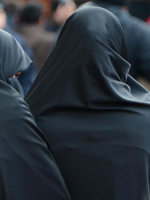 Verschleierte Frauen bei einer Kundgebung des Salafisten-Predigers Pierre Vogel in Pforzheim (2014).