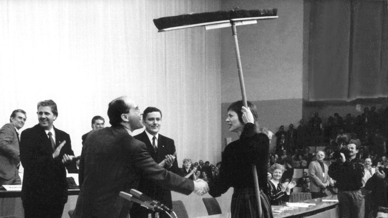 Der neugewählte Vorsitzende der SED, Gregor Gysi, wird nach seiner Wahl beim außerordentlichen Parteitag in Ostberlin unter dem Beifall der Delegierten mit einem symbolischen Geschenk zum großen "Saubermacher" gekürt. Der neugewählte Vorsitzende der SED, Gregor Gysi, wird nach seiner Wahl beim außerordentlichen Parteitag in Ostberlin unter dem Beifall der Delegierten mit einem symbolischen Geschenk zum großen "Saubermacher" gekürt.