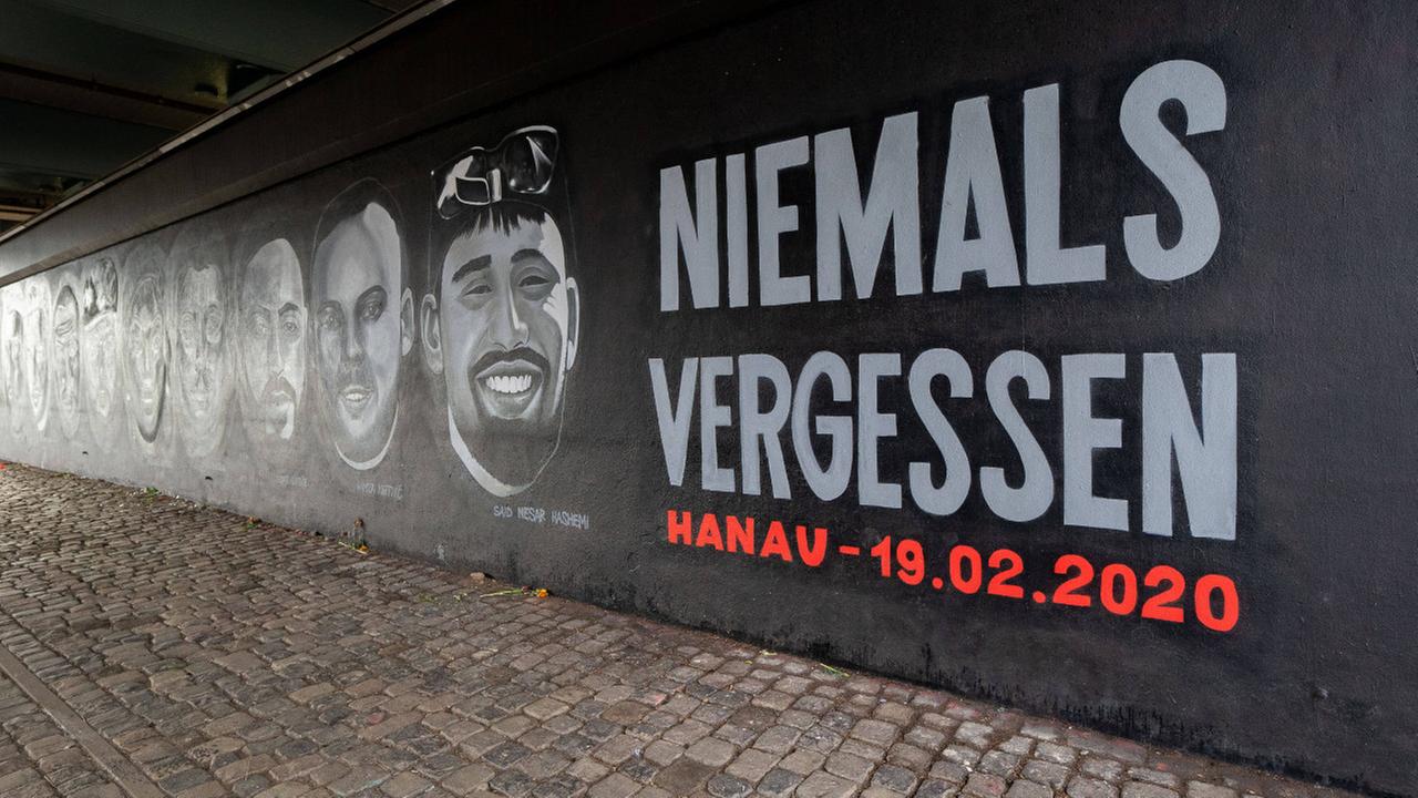 Wandbild mit den Gesichtern der Ermordeten in Hanau