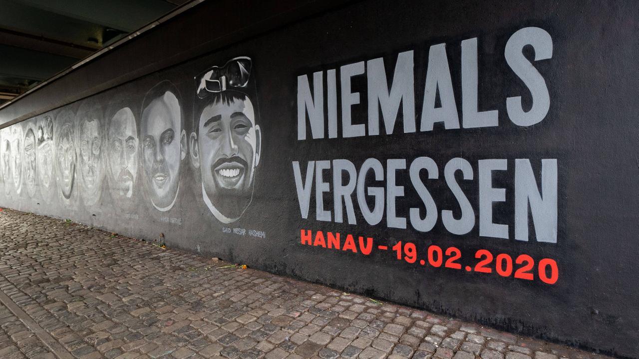 Wandbild mit den Gesichtern der Ermordeten in Hanau Wandbild mit den Gesichtern der Ermordeten in Hanau