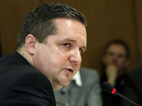 Baden-Württembergs Ministerpräsident Stefan Mappus (CDU) spricht in Stuttgart vor dem Untersuchungsausschuss zum "Stuttgart 21"-Polizeieinsatz am 30. September 2010. Baden-Württembergs Ministerpräsident Stefan Mappus (CDU) spricht in Stuttgart vor dem Untersuchungsausschuss zum "Stuttgart 21"-Polizeieinsatz am 30. September 2010.