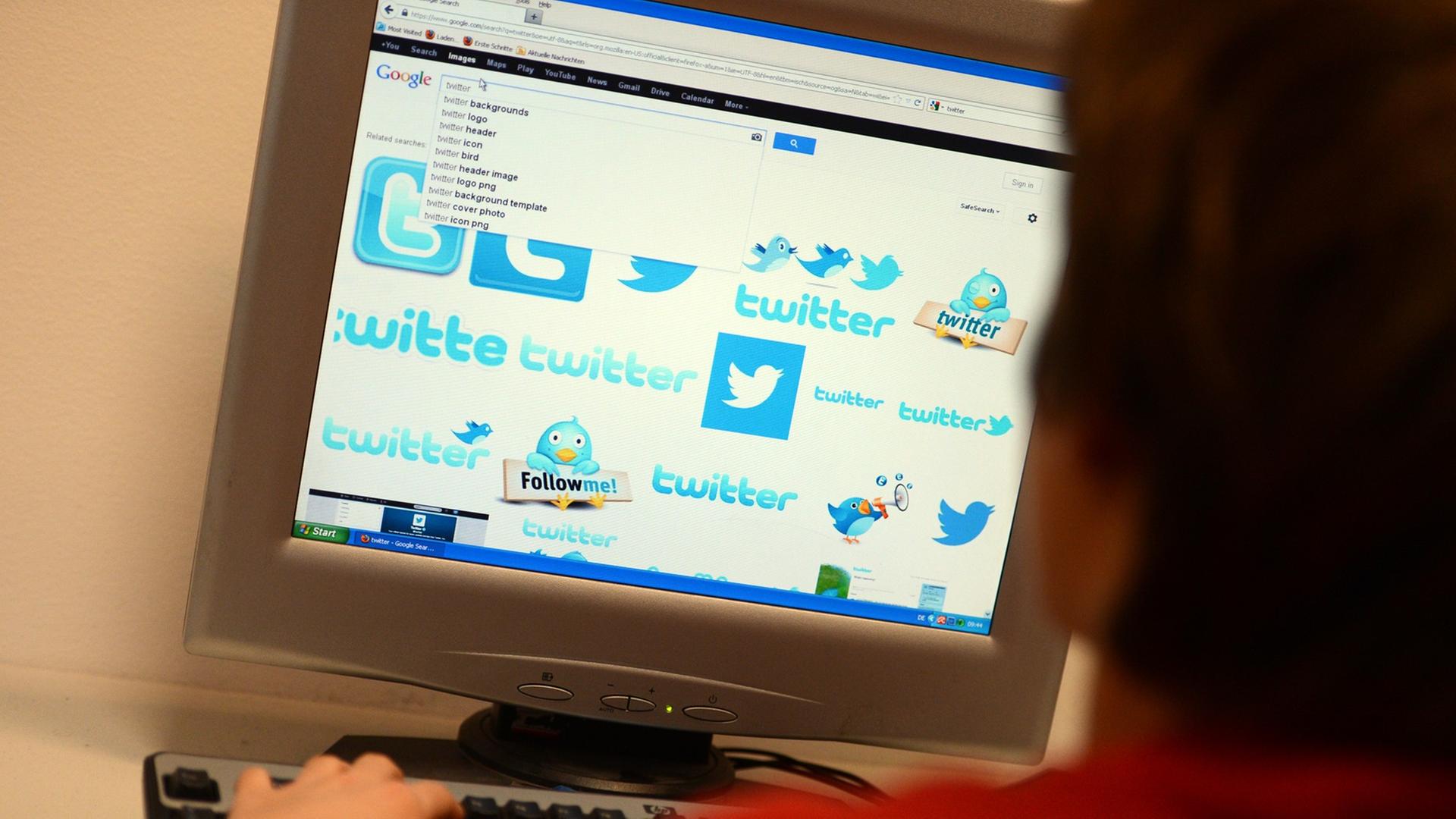 Ein Jugendlicher sitzt an einem Computer mit Bildern von Twitter. Ein Jugendlicher sitzt an einem Computer mit Bildern von Twitter.
