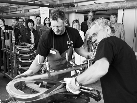 Butterweich kommen die Buchenstäbe für den Thonet-Stuhl aus dem Dampfkessel und werden dann von erfahrenen Biegern in Form gebogen. Butterweich kommen die Buchenstäbe für den Thonet-Stuhl aus dem Dampfkessel und werden dann von erfahrenen Biegern in Form gebogen.