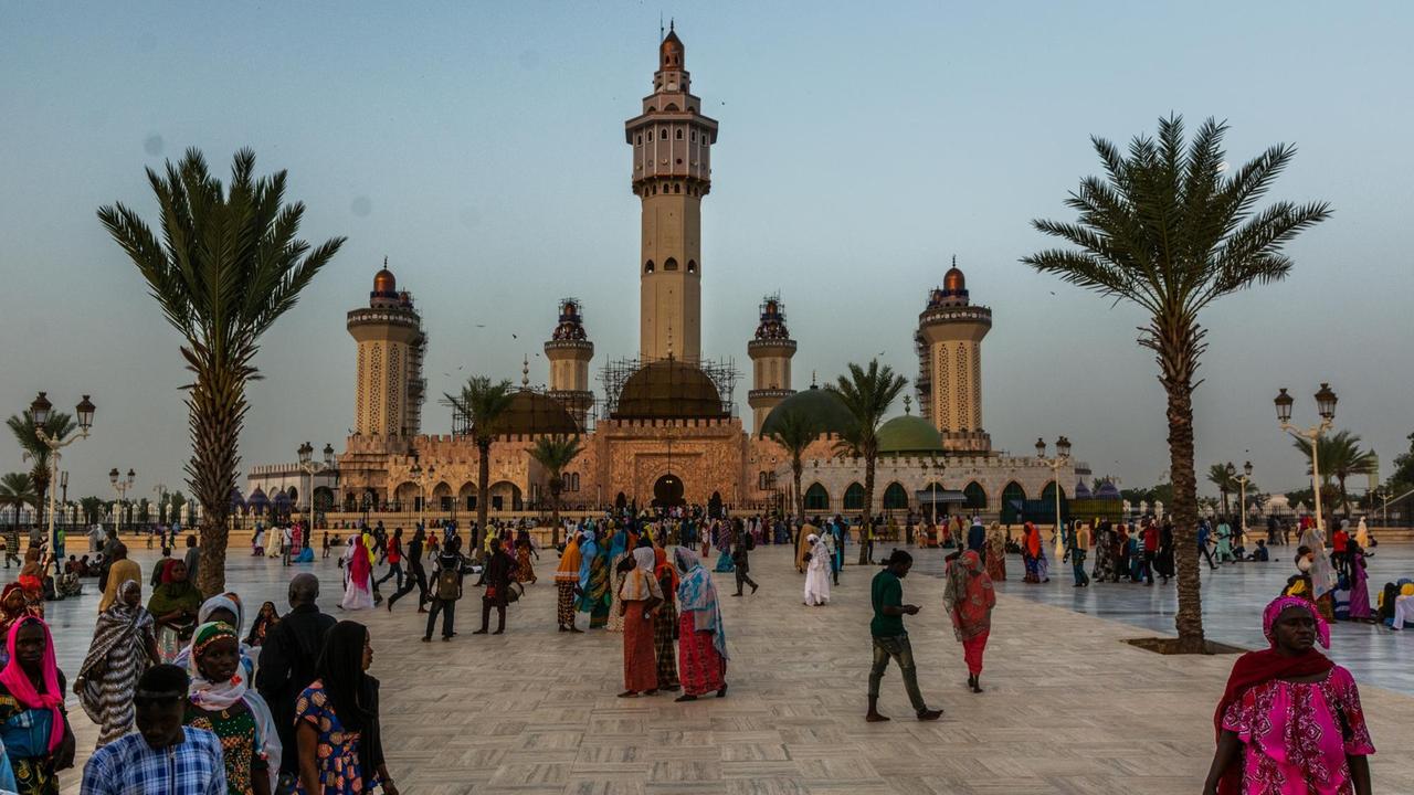 Vor der großen Moschee von Touba herrscht Andrang Vor der großen Moschee von Touba herrscht Andrang