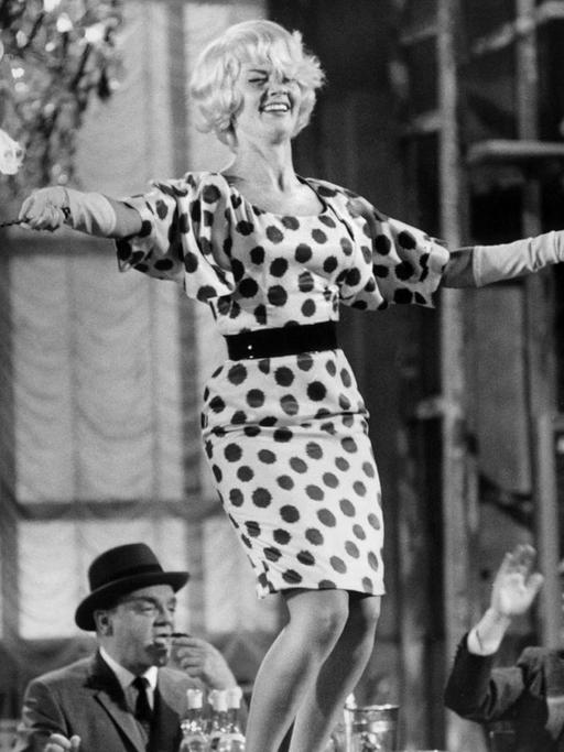 Liselotte Pulver tanzt im Bleistiftrock auf dem Tisch im Film "123" von Billy Wilder (1961)