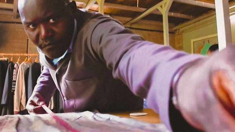 Ben arbeitet für das nachhaltige Label "Lilabare" mit Sitz in Nairobi. Ben arbeitet für das nachhaltige Label "Lilabare" mit Sitz in Nairobi.