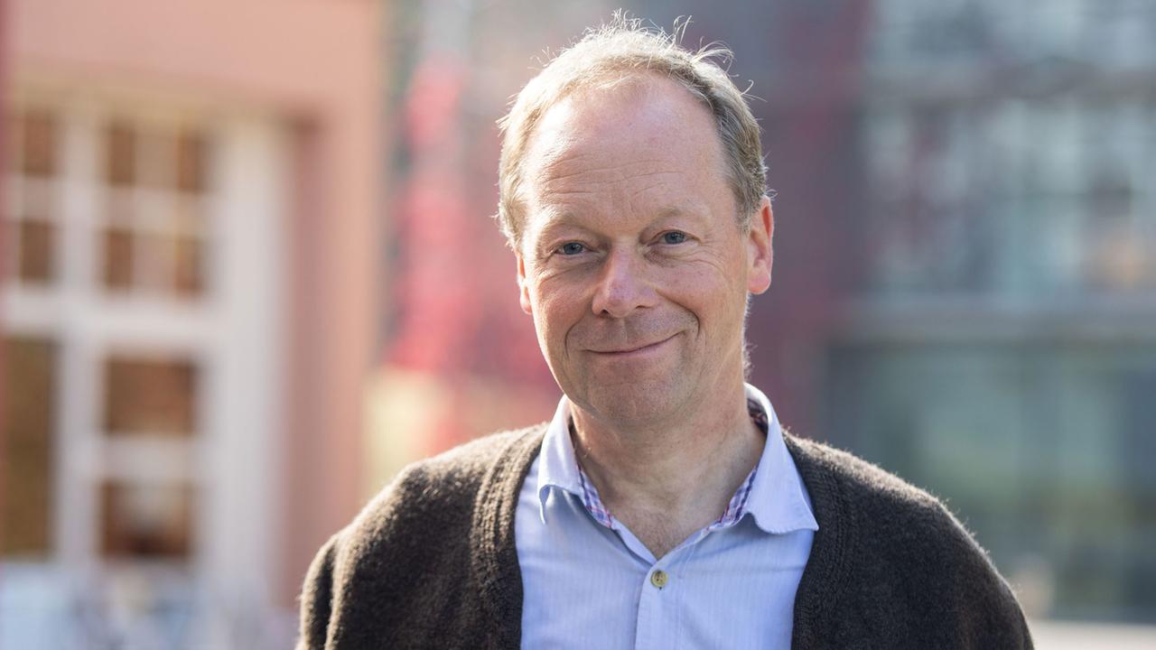 Ansgar Wucherpfennig, Rektor der katholischen Hochschule Sankt Georgen in Frankfurt am Main. Rom wolle Wucherpfennig wegen liberaler Äußerungen über Homosexualität und Frauen in der Kirche aus dem Amt drängen. Ansgar Wucherpfennig, Rektor der katholischen Hochschule Sankt Georgen in Frankfurt am Main. Rom wolle Wucherpfennig wegen liberaler Äußerungen über Homosexualität und Frauen in der Kirche aus dem Amt drängen.