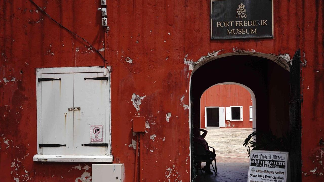 Der Eingang in den Hof der Festung Fort Frederik wirkt sehr alt und kaputt. Der Eingang in den Hof der Festung Fort Frederik wirkt sehr alt und kaputt.
