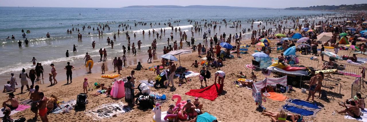 Am Strand von Bournemouth: Menschenmengen im Sand und im Wasser. Am Strand von Bournemouth: Menschenmengen im Sand und im Wasser.