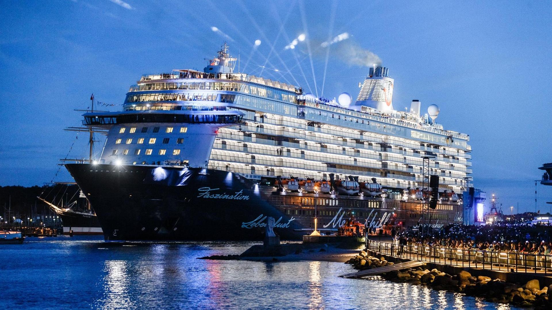 Das Kreuzfahrtschiff "Mein Schiff 5" fährt kurz vor seiner Taufe auf der Trave in Lübeck-Travemünde Das Kreuzfahrtschiff "Mein Schiff 5" fährt kurz vor seiner Taufe auf der Trave in Lübeck-Travemünde