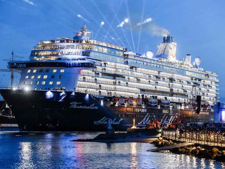 Das Kreuzfahrtschiff "Mein Schiff 5" fährt kurz vor seiner Taufe auf der Trave in Lübeck-Travemünde