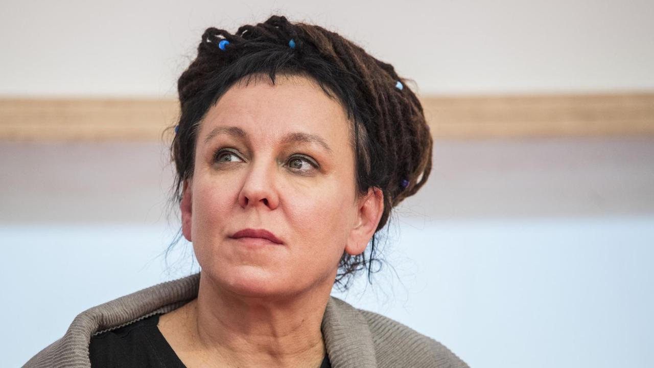 Die Literaturnobelpreisträgerin Olga Tokarczuk nimmt an der Eröffnungspressekonferenz der Frankfurter Buchmesse am 15. Oktober 2019 in Frankfurt am Main teil. Die Literaturnobelpreisträgerin Olga Tokarczuk nimmt an der Eröffnungspressekonferenz der Frankfurter Buchmesse am 15. Oktober 2019 in Frankfurt am Main teil.