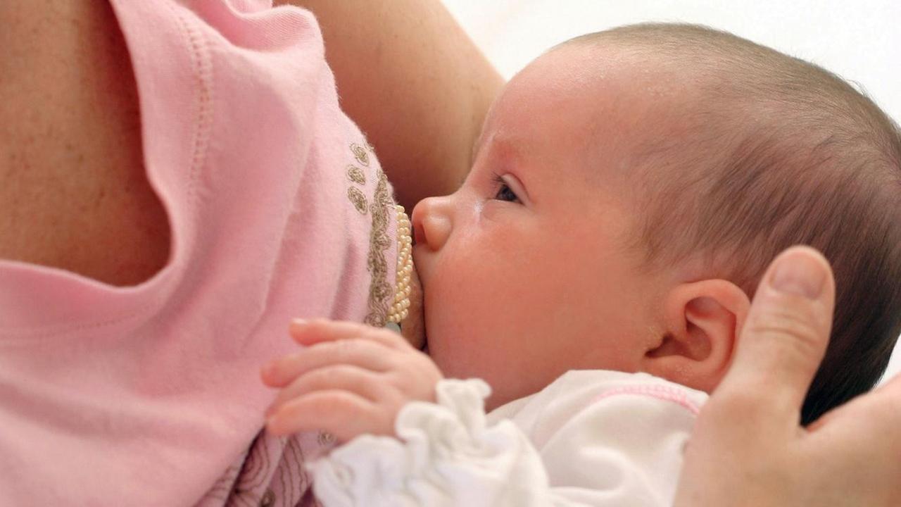 Ein Baby wird gestillt Ein Baby wird gestillt