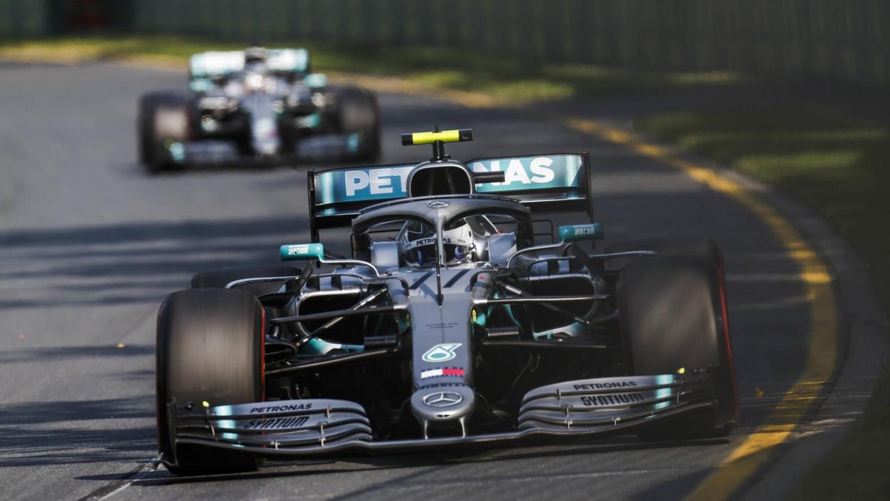 Der Finne Valtteri Bottas in seinem Mercedes auf der Formel Eins Strecke in Melbourne. Der Finne Valtteri Bottas in seinem Mercedes auf der Formel Eins Strecke in Melbourne.
