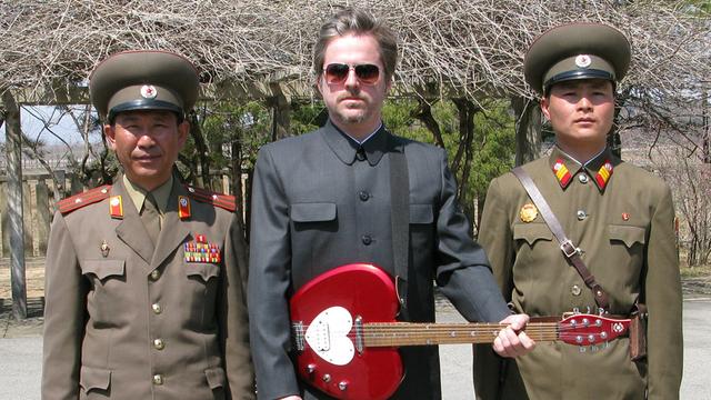 Der norwegische Regisseur Morten Traavik (Mitte) hat ein Musikvidio über die slowenische Popgruppe Laibach gedreht, die als eine der ersten westlichen Bands in Nordkorea auftreten darf.