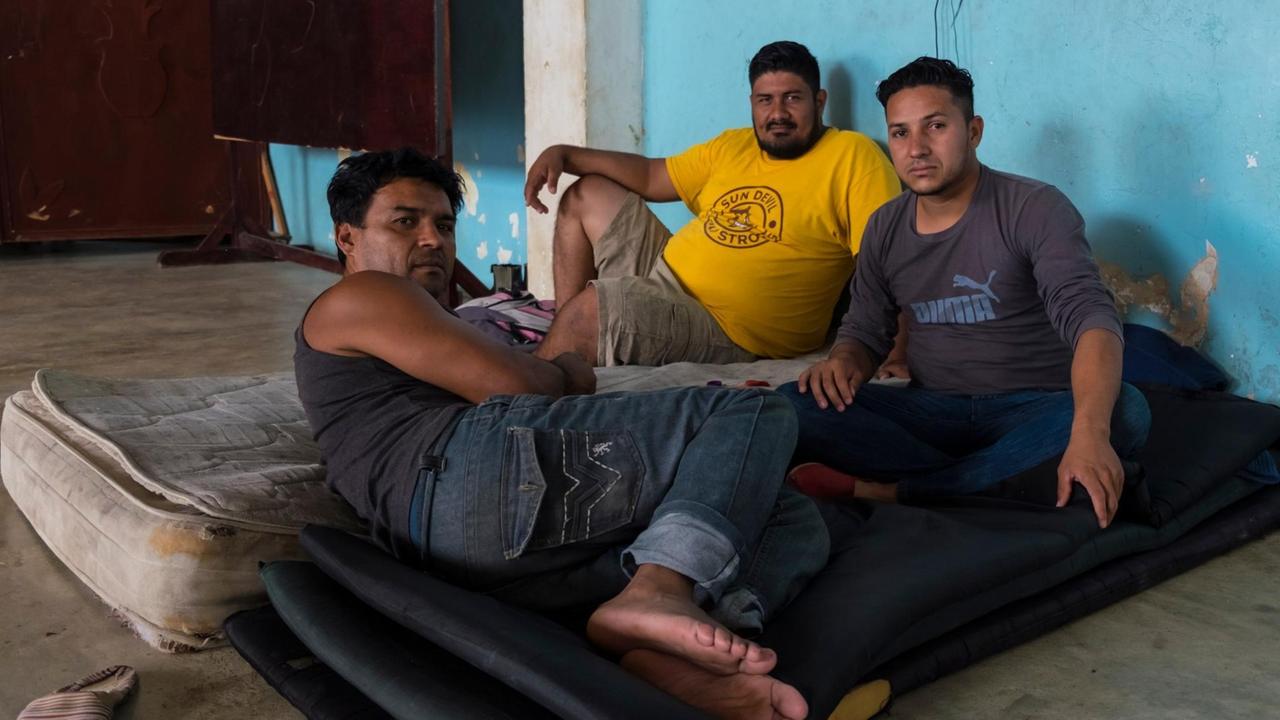 In der Kapelle Santa Marta in Salto de Agua finden Migranten für ein paar Tage Zuflucht. Luiz Figeroa aus El Salvador, Ramón Mejia und Mario Soto aus Honduras (von links) sind aus ihren Heimatländern geflohen und auf dem Weg in die USA.