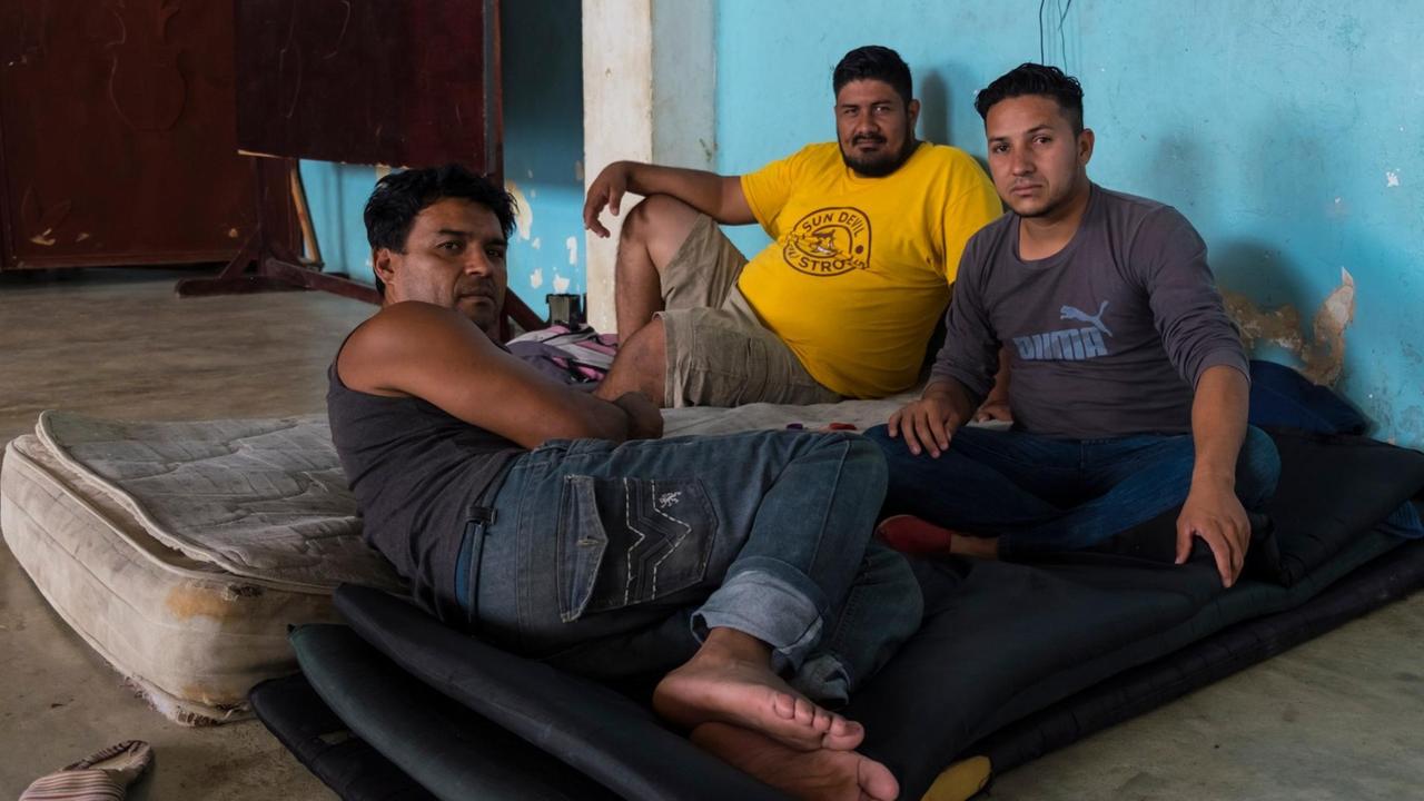 In der Kapelle Santa Marta in Salto de Agua finden Migranten für ein paar Tage Zuflucht. Luiz Figeroa aus El Salvador, Ramón Mejia und Mario Soto aus Honduras (von links) sind aus ihren Heimatländern geflohen und auf dem Weg in die USA. In der Kapelle Santa Marta in Salto de Agua finden Migranten für ein paar Tage Zuflucht. Luiz Figeroa aus El Salvador, Ramón Mejia und Mario Soto aus Honduras (von links) sind aus ihren Heimatländern geflohen und auf dem Weg in die USA.