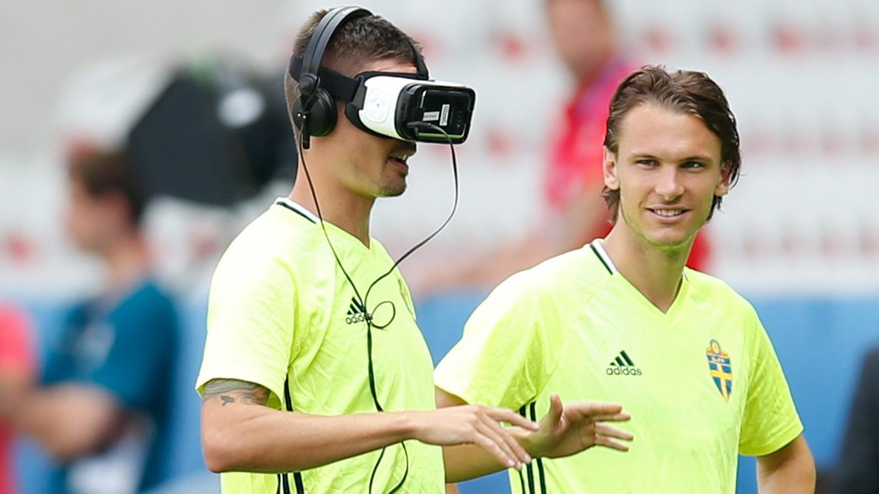 Schwedische Fussballer mit einer Datenbrille. Schwedische Fussballer mit einer Datenbrille.